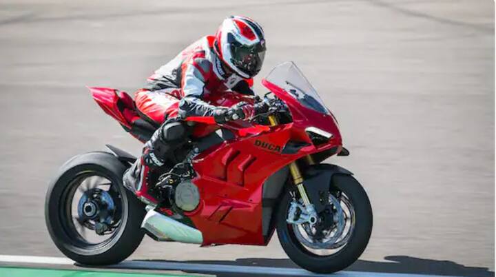 Ducati 2022 Panigale V4- প্রকাশ্যে চলে এল ডুকাটির নতুন মনস্টার। ইতালির সুপারবাইক প্রস্তুতকারক সংস্থা ডুকাতির   2022 Panigale V4 এর এরগোনমিক্স, এরোডাইনামিকস, চেসিস, ইঞ্জিন ও ইলেকট্রনিক্সে এসেছে বহু পরিবর্তন। তবে বাইকের কিছু   ফিচার একই রয়েছে। এখন আগের চেয়ে অনেক বেশি শক্তিশালী হয়ে উঠেছে এই বাইক। চলুন দেখে নেওয়া যাক এর কিছু ছবি ও বিশেষত্ব।