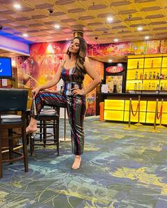 Akshara Singh Latest Photos: भोजपुरी क्वीन अक्षरा सिंह ने स्पार्कलिंग जंपसूट में फ्लॉन्ट की परफेक्ट बॉडी, इंटरनेट पर मचाया तहलका