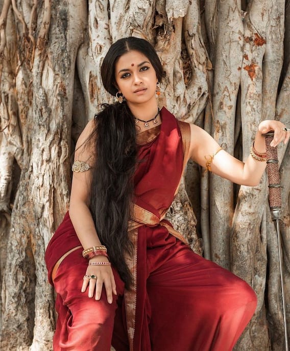 Keerthi Suresh: 'మరక్కార్'లో 'మహానటి' లుక్.. ఫొటోలపై ఓ లుక్కేయండి..