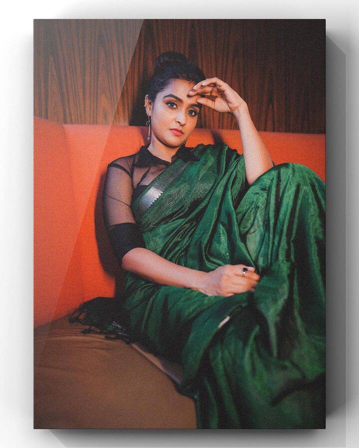 புத்தம் புதிதாய் ரத்த ரோஜா, பூமி தொடாத பிள்ளையின் பாதம்,