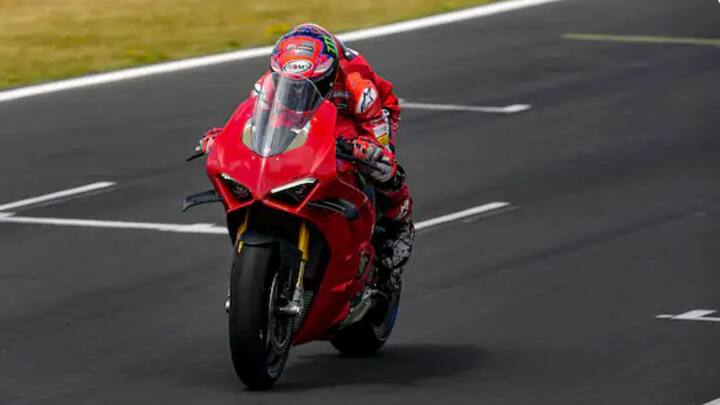 2022 Ducati Panigale V4-এ এবার বদলে দেওয়া হয়েছে লুব্রিকেশন সার্কিট ও ওয়েল পাম্প। এই নতুন আপডেটের ফলে   পাওয়ার অ্যাবসর্বশন কম হয়েছে। ফলে হাই স্পিডে আরও মসৃণ হবে বাইকের রাস্তা।