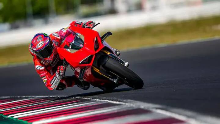 নতুন Panigale V4 এর শক্তিশালী ইঞ্জিন 123.6 Nm পিক টর্ক জেনারেট করতে সক্ষম। এই বাইকের সঙ্গে বাজারে কড়া লড়াই হবে   BMW S 1000 RR এর। প্রতিযোগিতার দৌড়ে কেউ কাউকে ছাড়বে না বলেই আশা করছে ক্রেতারা।
