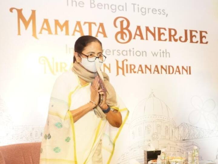 पश्चिम बंगाल की मुख्यमंत्री ममता बनर्जी ने बुधवार को कहा कि बॉलीवुड के सुपरस्टार शाहरूख खान को कई अन्य की तरह निशाना बनाया गया. उन्होंने बीजेपी को ‘‘क्रूर’’ तथा ‘‘अलोकतांत्रिक’’ करार दिया.