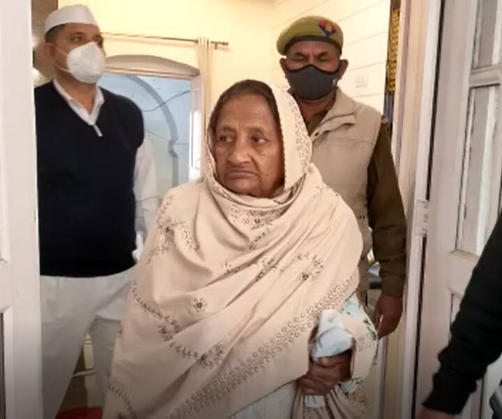 Elderly woman shown dead in the files came out alive in the investigation of SDM ANN Muzaffarnagar News: सरकारी अफसरों की कलम ने थामी बुजुर्ग महिला की 'सांस'...अब बोली महिला 'साहब मैं जिदा हूं'!