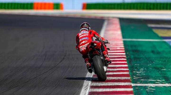 Ducati Panigale V4-এর সিট ও ট্যাঙ্কের সারফেসে হয়েছে পরিবর্তন। আগের থেকে আরও বেশি অ্যারোডাইনামিক ডিজাইন   পেয়েছে এই বাইক। হাই স্পিডে চলার সময় যাতে সমস্যা না হয় তাই দেওয়া হয়েছে এই ডিজাইন।