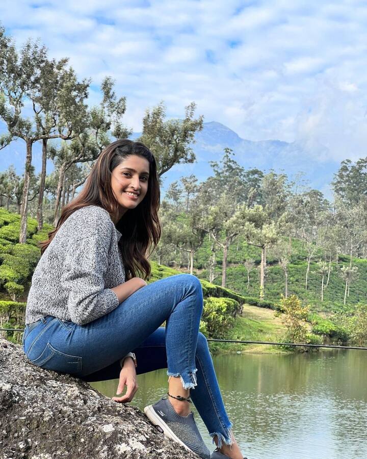 சிறு புல் ஒன்று வாழ்ந்திடவே மழை சிந்தாதோ மேகங்களே