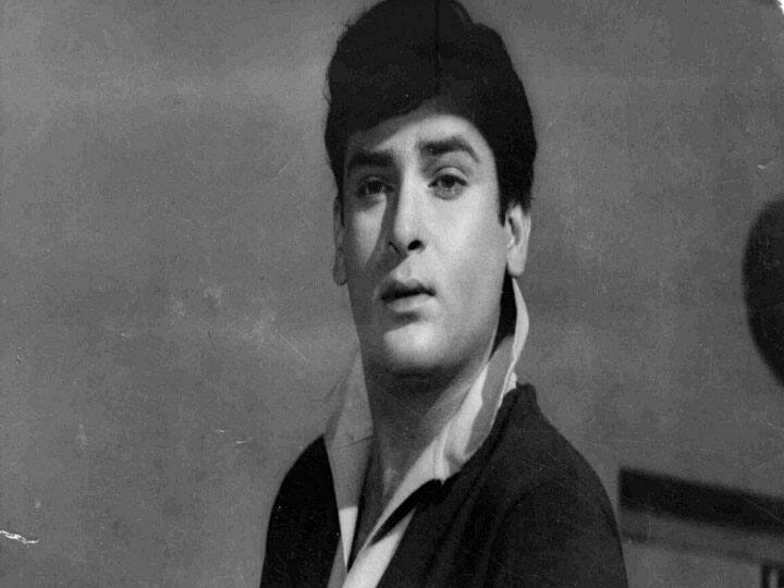 बॉलीवुड में आज भी डांसरों की कोई कमी नहीं है. ऋतिक रौशन हों या हो शाहिद कपूर इन कलाकारों ने अपने डांस मूव से हर किसी के दिल पर राज किया है. इनके डांस का तो हर कोई या यूं कहें दुनिया दीवानी है और ये ही नहीं हर कोई इनके डांस को देखकर हैरान रह जाता है और अगर जब बात आए शम्मी कपूर के डांस की तो बस सभी उनके डांस को कॉपी करते दिखाई देते थे.