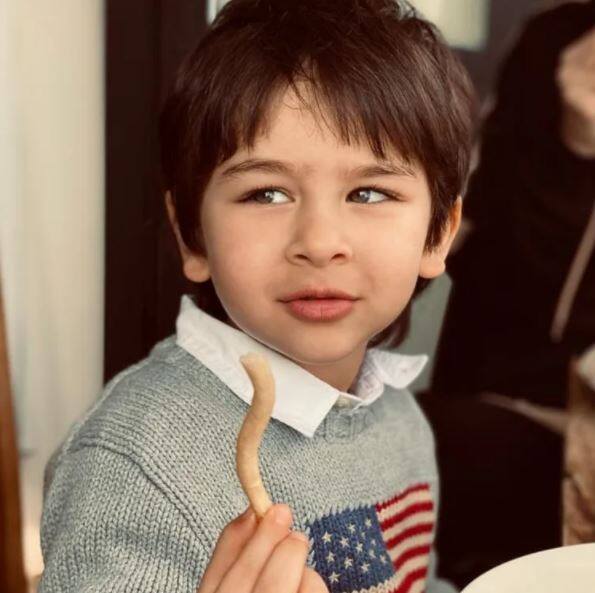 आपको बता दें कि करीना अपने बिजी शेड्यूल से बेटे तैमूर को वक्त देने का कोई मौका नहीं छोड़ती हैं. वर्कफ्रंट की बात करें तो उनकी अगली फिल्म लाल सिंह चड्ढा है जिसमें वह आमिर खान के अपोजिट नजर आएंगी. यह हॉलीवुड फिल्म फारेस्ट गम्प की ऑफिशियल रीमेक है.