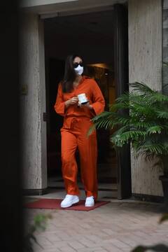 નવા સ્વેગમાં ઘરેથી બહાર નીકળી કરીના કપૂર, લૂક જોઇને ફેન્સ રહી ગયા દંગ, જુઓ રેડ સ્ટાઇલની તસવીરો..........