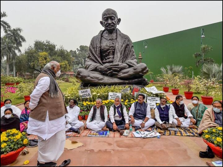 Parliament Winter Session: proceedings were disrupted due to uproar by opposition ann Parliament Winter Session: विपक्ष के हंगामे के चलते तीसरे दिन भी बाधित हुई संसद की कार्यवाही, धरने पर बैठे रहे निलंबित सांसद