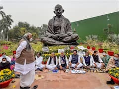 Parliament Winter Session: विपक्ष के हंगामे के चलते तीसरे दिन भी बाधित हुई संसद की कार्यवाही, धरने पर बैठे रहे निलंबित सांसद