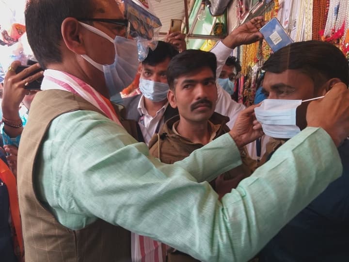Sehore MP CM Shivraj Singh Chouhan urged people to follow COVID-19 Guidelines Get Vaccinated in Salkanpur ANN MP COVID-19 Guidelines: सीएम शिवराज ने सीहोर में लोगों को मास्क लगाकर कोरोना के प्रति किया जागरुक