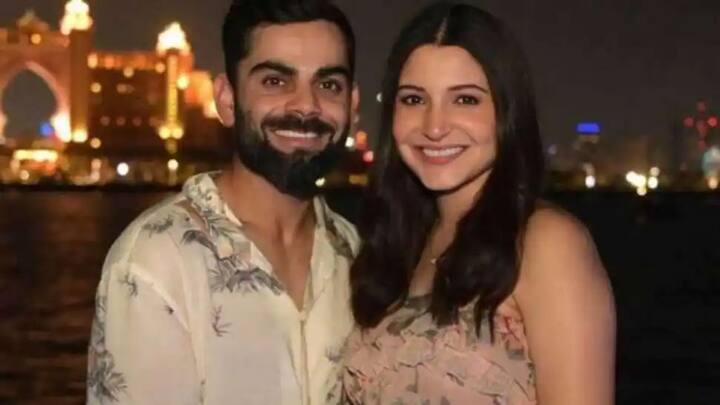 विराट कोहली और अनुष्का शर्मा (Virat Kohli and Anushka Sharma) – 2017 में दोनों शादी के बंधन में बंधे थे. अनुष्का जानी मानी एक्ट्रेस हैं तो वहीं विराट भारत के टॉप क्रिकेटर. दोनों की नेटवर्थ की बात करें तो मीडिया रिपोर्ट्स में इनकी सालाना नेटवर्थ 1,164 करोड़ रुपए बताई जाती है. (फोटो – सोशल मीडिया)