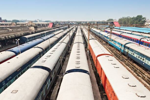 irctc.co.in ওয়েবসাইটে গিয়ে হোম পেজে লগ ইন অপশনে ক্লিক করতে হবে। লগ ইন করার পর টিকিট বুক করার অপশন আসবে। এবার কোন স্টেশন থেকে যাত্রা শুরু করবেন এবং গন্তব্য কোন স্টেশন, তার নাম দিতে হবে। এরপর তারিখ দিতে হবে এবং কোন ক্লাসে যেতে চান তা জানাতে হবে।