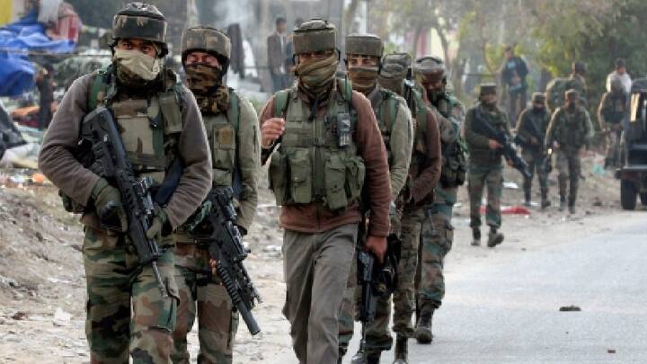 J&K Surankote Encounter: One terrorist neutralised in an operation of the Army and police in Behramgala J&K Surankote Encounter: श्रीनगर आतंकी हमले के 24 घंटों के अंदर सेना का बदला, पुंछ के सुरनकोट में एक आतंकी ढेर