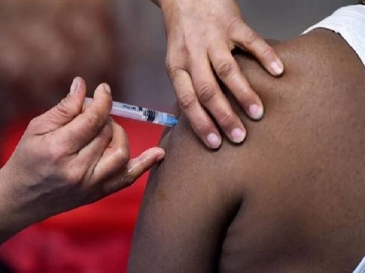 Jharkhand man created ruckus During covid vaccination in Deoghar, broke the vaccine vials Jharkhand: देवघर में कोविड टीकाकरण के दौरान शख्स ने जमकर मचाया उत्पात, तोड़ दी वैक्सीन की शीशियां