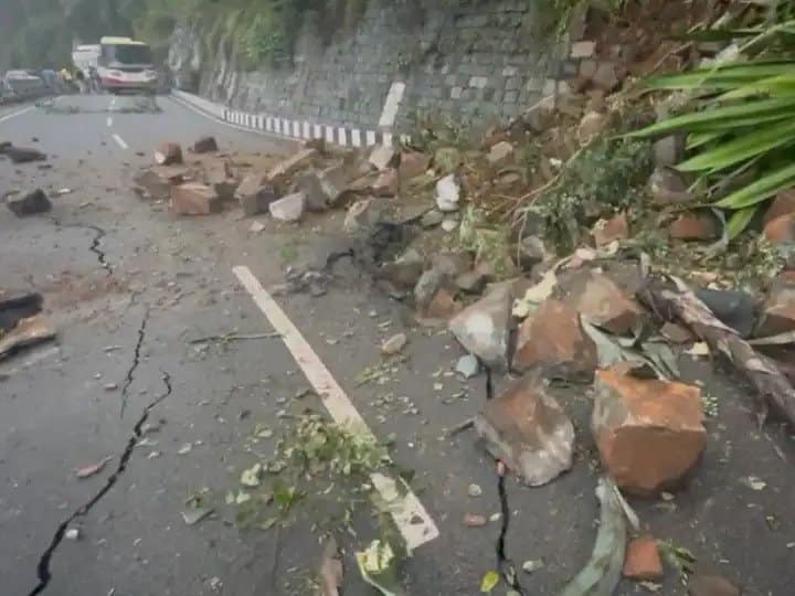 Andhra Pradesh: Tirumala Ghat Road Closed Due To Landslides, Vehicles Temporarily Stranded Andhra Pradesh: Tirumala Ghat Road Closed Due To Landslides, Vehicles Temporarily Stranded