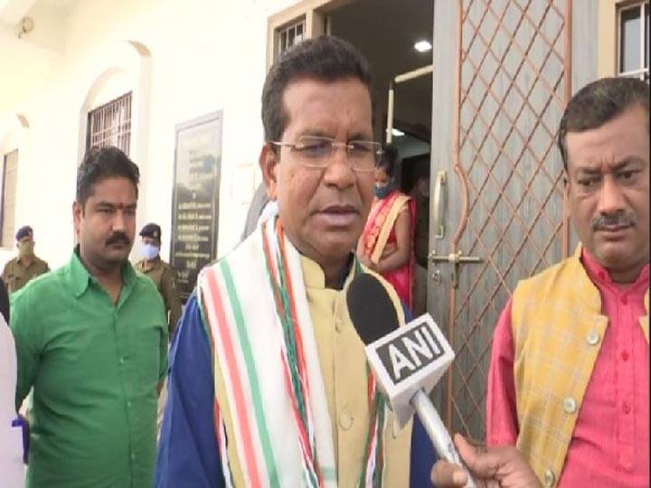 Chhattisgarh Congress president Mohan Markam alleges center on vaccine distribution टीकाकरण को लेकर केंद्र सरकार पर हमलावर कांग्रेस, कहा- बीजेपी शासित राज्यों को दी गई ज्यादा वैक्सीन