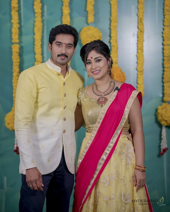 మంజుల పరిటాల కూడా సీరియల్ నటే. చంద్రముఖి సీరియల్ లో వీరిద్దరూ జంటగా నటించారు. ఆ సమయంలోనే ప్రేమలో పడి పెళ్లి చేసుకున్నారు. (Image credit: Manjula Paritala/Instagram)