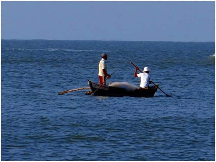 Fishermen Missing: 13-15 boats sunk in the sea due to bad weather and heavy rains in Gujarat, many fishermen missing ANN Fishermen Missing: गुजरात के गीर सोमनाथ के समुद्र में बड़ा हादसा, तूफान की वजह से डूबीं 15 नावें, 8 से 10 लोग लापता