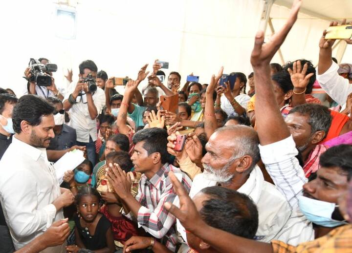 బాధితులను ఆదుకుంటామని సీఎం హామీ ఇచ్చారు. ఇళ్లు కోల్పోయిన వారిని రూ.90 వేలు సాయం సరిపోదని, ఇళ్లు నిర్మించి ఇవ్వాలని సీఎంను బాధితులు కోరారు.