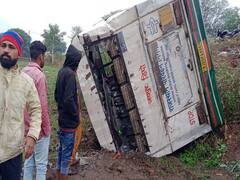 Jaipur News: 10 फीट गहरी खाई में गिरी रोडवेज बस, बाइक सवार को बचाने के चक्कर में हुआ हादसा