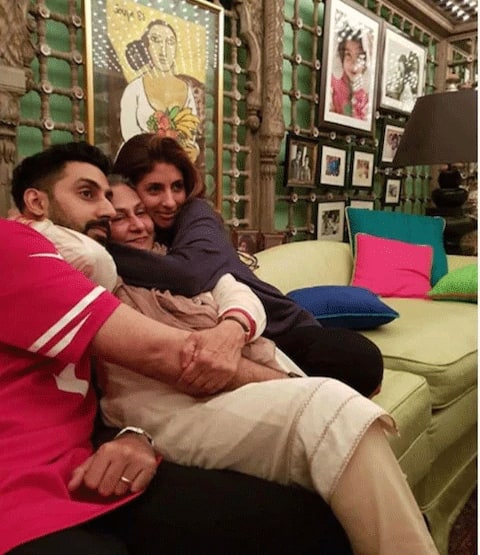 अमिताभ बच्चन के घर में लाइट कलर का सोफा और काउच है. जिसे रंग बिरंगे कुशन से सजाकर और भी ज्यादा शानदार बना दिया गया है.
