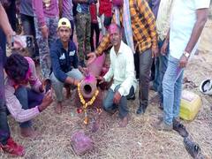 Sindhudurg News : हर हर महादेव... सोनगडाच्या पायथ्याशी हजार फूट दरीतील 800 किलोंची तोफ गडावर आणली