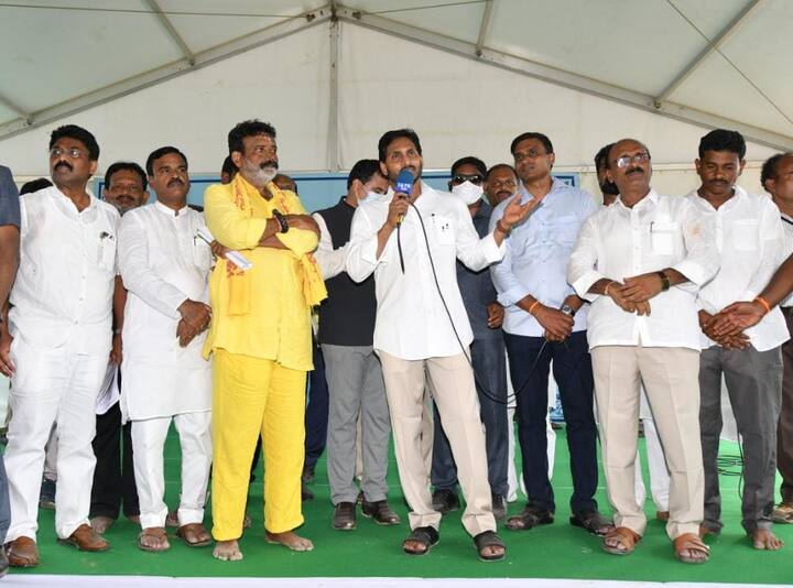 వరద బాధితులకు సీఎం జగన్ భరోసా ఇచ్చారు. ధైర్యంగా ఉండండని జగన్‌ హామీ ఇచ్చారు