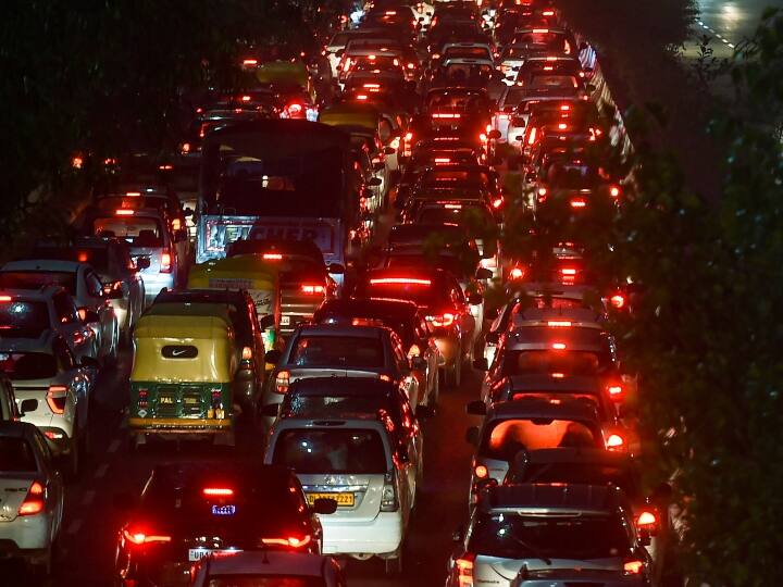 Delhi rain in traffic jams at many places vehicles were seen crawling ANN Delhi Rain: दिल्ली में बारिश के बाद कई जगहों पर लंबा जाम, रेंगती नजर आई गाड़ियां