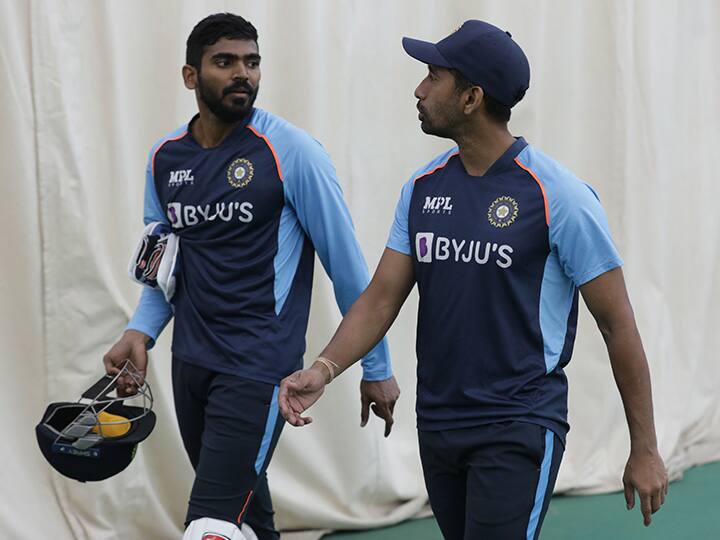 కేఎస్ భరత్కు సూచనలు ఇస్తున్న వృద్ధిమాన్ సాహా