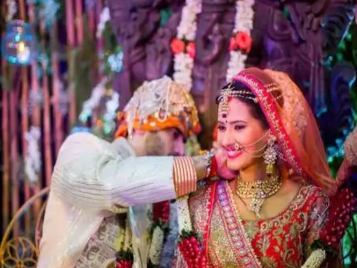 कृतिका सेंगर ने साल 2014 में निकितीन धीर संग सात फेरे लिए थे. अपनी इस फोटो में पहली बार सिंदूर में नजर आई थीं कृतिका.