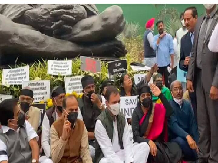 Oppn leaders wear black bands in protest over MPs suspension, continue stir எம்.பி.க்கள் சஸ்பெண்டை கண்டித்து கருப்புப் பட்டை ஆர்ப்பாட்டம்: அவை ஒத்திவைப்பு!