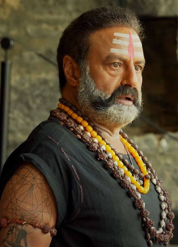 తిరుమల శ్రీవారిని దర్శించుకున్న అఖండ టీమ్