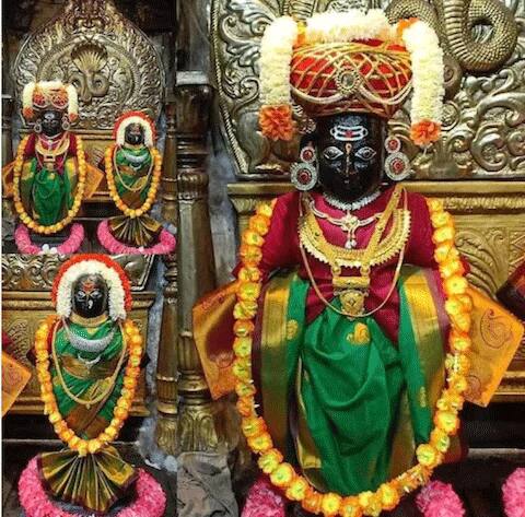 अमिताभ बच्चन के साथ-साथ उनके पूरे परिवार को भगवान में पूरी आस्था है. ऐसे में एक्टर ने अपने घर में मंदिर बना रखा है. मंदिर में जो मूर्तियां रखी हुई हैं उन्हें सोने और हीरों के गहनों से सजाया गया है. सोशल मीडिया पर अक्सर अमिताभ बच्चन घर के मंदिर की तस्वीरें शेयर करते रहते हैं.