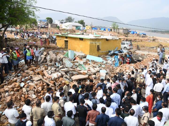 ఇసుక మేటలు ఉన్న రైతులు ప్రతి ఒక్కరికి హెక్టార్ కు రూ.12 వేలు ఇచ్చేట్లు చర్యలు తీసుకుంటామని, ఈ క్రాప్ నమోదు చేసుకున్న వారికి కూడా పరిహారం అందిస్తామని సీఎం జగన్ అన్నారు.