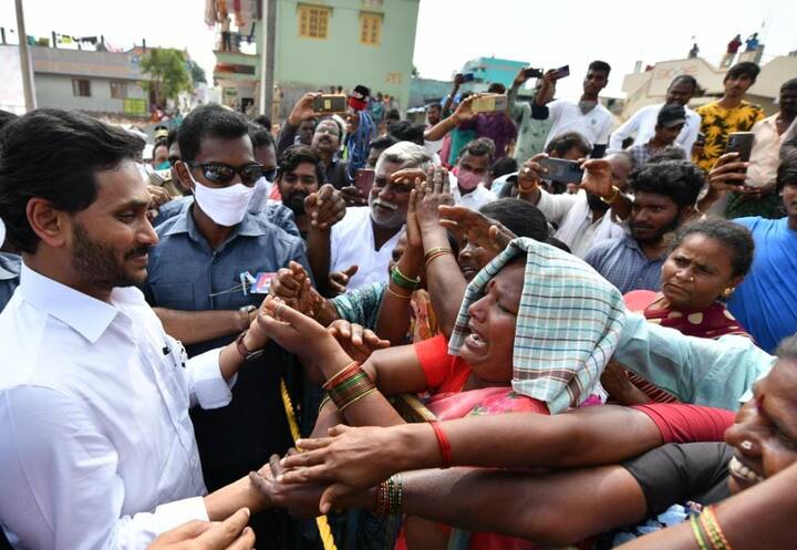 రాజంపేట మండలంలోని మందపల్లి, పులపుత్తూరులో వరద బాధితులను సీఎం జగన్‌ పరామర్శించారు.