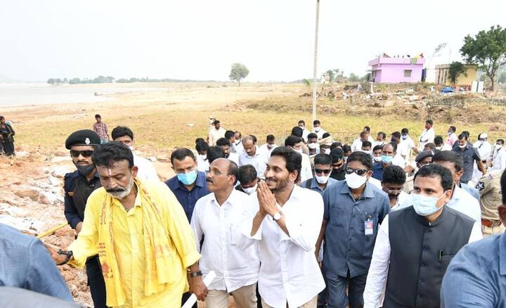 ఇళ్లు కోల్పోయిన వరద బాధితులు సీఎం జగన్ కు తమ బాధలు వివరించారు. వరదలతో సర్వం కోల్పోయామని, ప్రభుత్వమే తమను ఆదుకోవాలని వేడుకున్నారు.