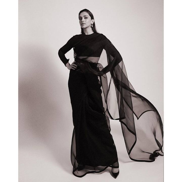 दीपिका पादुकोण वेस्टर्न से लेकर इंडियन आउटफिट में कमाल की खूबसूरत लगती हैं. दीपिका पादुकोण का लुक इन फोटोज में काफी खूबसूरत लग रहा है.