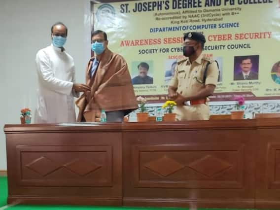 Cyber Security: సైబర్ సెక్యూరిటీపై అవగాహనా కార్యక్రమం.. బ్లాక్ చైన్ టెక్నాలజీ, క్రిప్టోకరెన్సీ, బిట్కాయిన్ పై విద్యార్థుల క్వశ్చన్స్.. Cyber Security: సైబర్ సెక్యూరిటీపై అవగాహనా కార్యక్రమం.. బ్లాక్ చైన్ టెక్నాలజీ, క్రిప్టోకరెన్సీ, బిట్కాయిన్ పై విద్యార్థుల క్వశ్చన్స్..