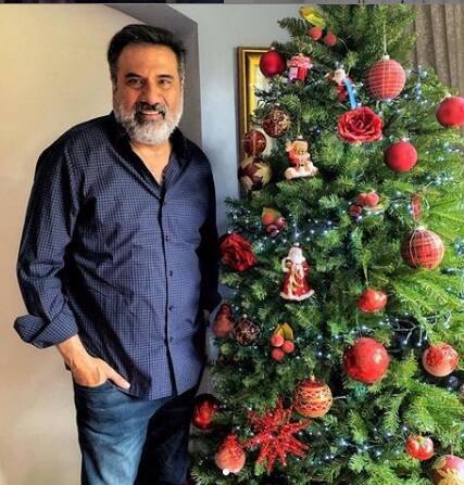 বলিউডের আর এক কিংবদন্তি অভিনেতা অনুপম খেরের সঙ্গে তাঁর পর্দার বাইরের বন্ধুত্ব অনুরাগীদের অজানা নয়। অভিনেতার সোস্যাল মিডিয়া হ্যান্ডলে চোখ রাখলে সেখানেই তাঁদের সম্পর্কের গভীরতা টের পাওয়া যায়। 'খোসলা কা ঘোসলা' ছবিতে কমেডির মোড়কে অন্য মাত্রা দিয়েছেন বোমান।