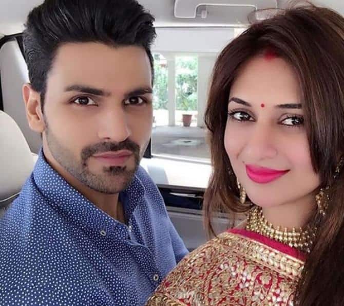 दिव्यांका त्रिपाठी ने एक्टर विवेक दहिया से शादी की है. अपनी शादी के बाद दिव्यांका इस फोटो में सिंदूर लगाए दिखी थीं.