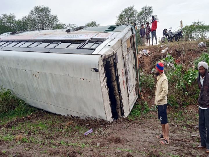 Jaipur News: 10 फीट गहरी खाई में गिरी रोडवेज बस, बाइक सवार को बचाने के चक्कर में हुआ हादसा