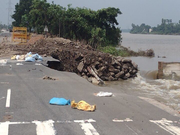 கடலூர் ஆட்சியர் அலுவலகம் எதிரே சாலையில் மண் அரிப்பு - கடும் போக்குவரத்து நெரிசல்