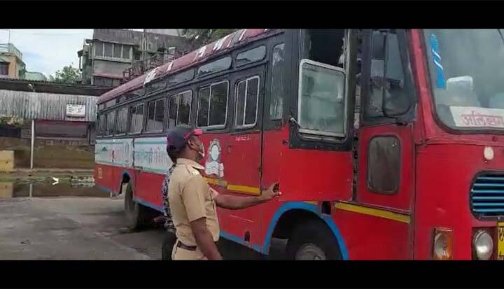 काही ठिकाणी बसवर दगडफेकीसारखेही प्रकार झाले. अशा प्रकारांपासून वाचण्यासाठी बस चालकाने चक्क हेल्मेट घालून बस चालवल्याचे पाहायला मिळाले.