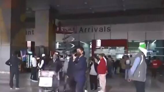 Fatafat News : Omicron को लेकर बढ़ा खतरा, अंतरराष्ट्रीय उड़ानों का बहाल टला | TOP NEWS