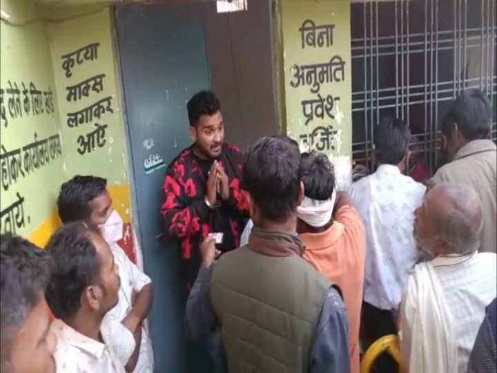 MP News: मध्यप्रदेश में खाद के लिए जमकर हो रही मारामारी,  घंटों लाइन में लगने के बाद भी किसानों को नहीं मिल रही खाद