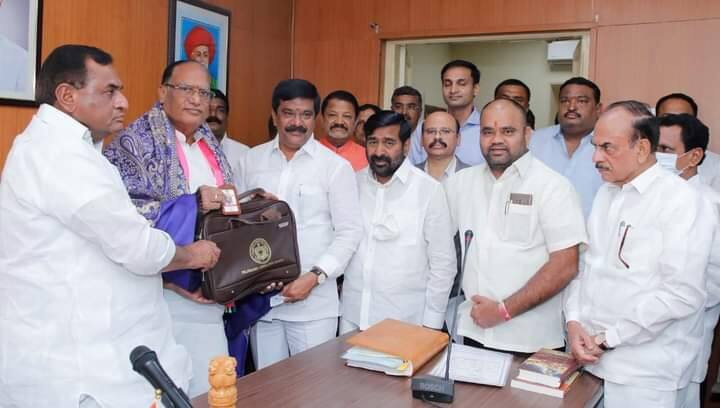 గుత్తా సుఖేందర్ రెడ్డికి శాసన మండలి రూల్స్ బుక్,  ఐడీ కార్డ్ అందజేసిన మంత్రులు