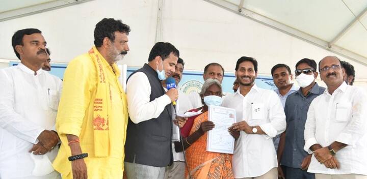 ఇళ్లు నిర్మించే బాధ్యత తనదన్న సీఎం జగన్... అన్ని విధాలుగా ఆదుకుంటానని సీఎం జగన్ చెప్పారు.