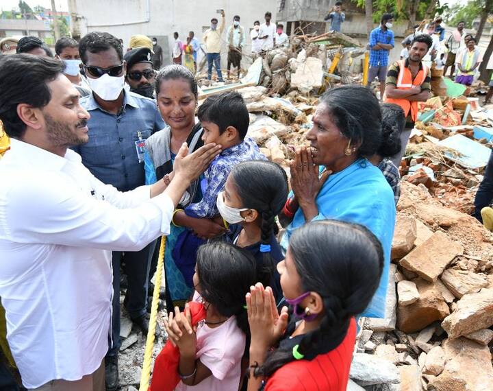 కడప జిల్లా రాజంపేట నియోజకవర్గంలోని పులపుత్తూరులో వరద బాధితులతో సీఎం జగన్ మాట్లాడారు